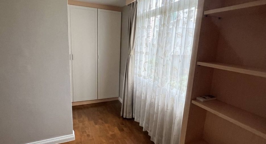 For rent 3 bedrooms condo in Sathon, Bangkok