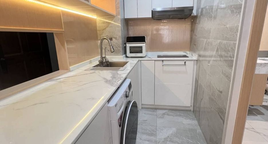 For rent 3 bedrooms condo in Sathon, Bangkok