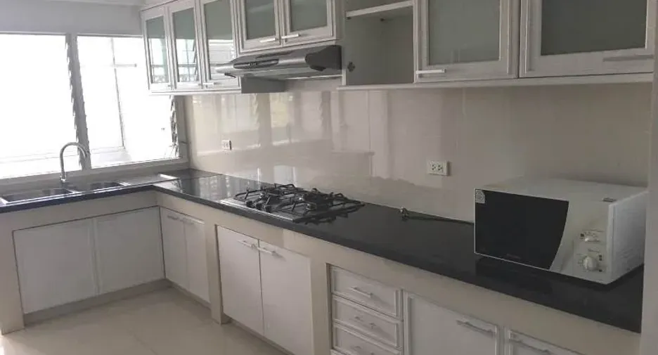 For rent 3 ベッドルーム condo in Khlong Toei, Bangkok