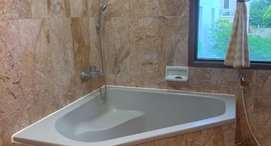 For sale 5 ベッドルーム house in Huai Khwang, Bangkok