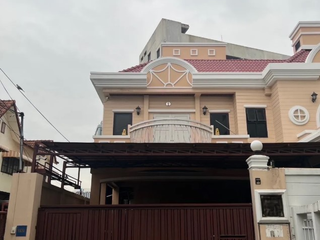 Casa en venta de 5 habitaciones en Huai Khwang, Bangkok