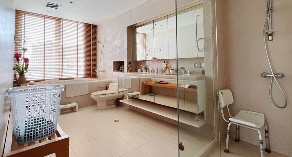 Condo en alquiler y en venta de 3 habitaciones en Sathon, Bangkok
