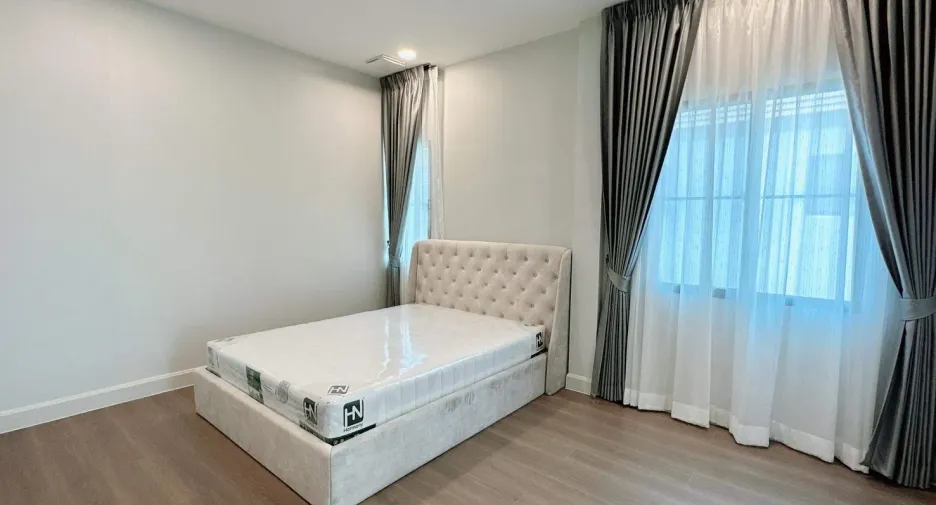 For sale and for rent 5 bedrooms house in Saphan Sung, Bangkok