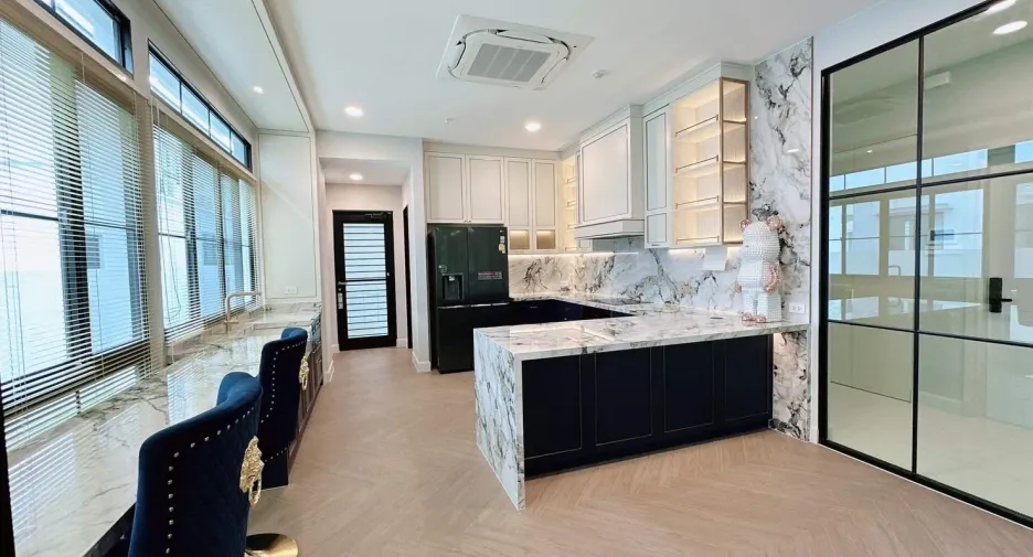 For sale and for rent 5 bedrooms house in Saphan Sung, Bangkok