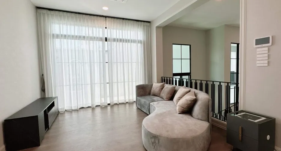 For sale and for rent 5 bedrooms house in Saphan Sung, Bangkok