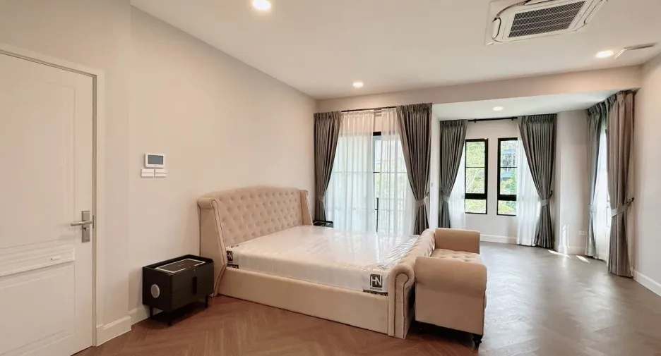 For sale and for rent 5 bedrooms house in Saphan Sung, Bangkok