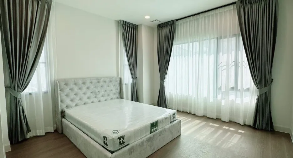 For sale and for rent 5 bedrooms house in Saphan Sung, Bangkok