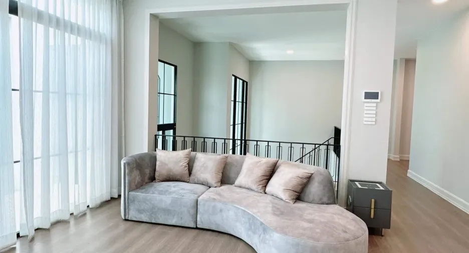 For sale and for rent 5 bedrooms house in Saphan Sung, Bangkok