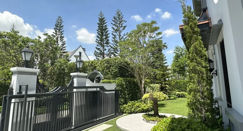 For sale and for rent 5 bedrooms house in Saphan Sung, Bangkok