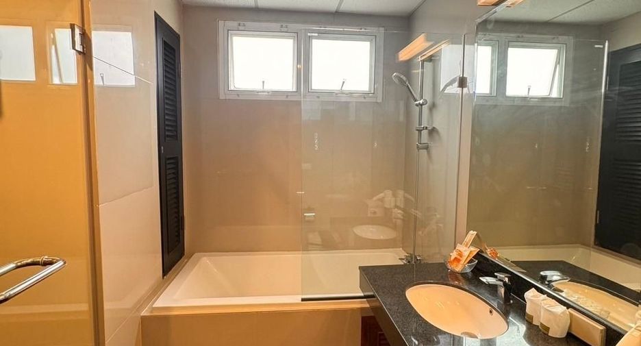 For rent 2 bedrooms condo in Khlong Toei, Bangkok