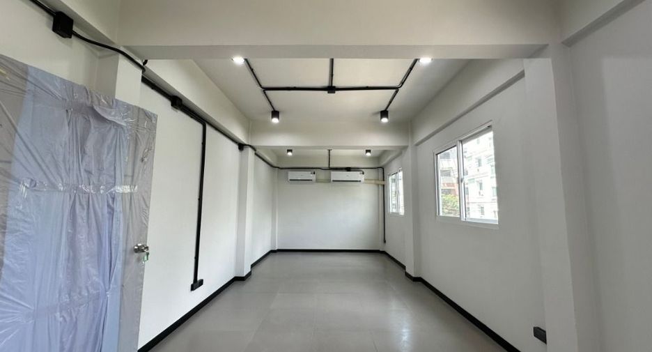 À louer 4 chambres maison à Bang Phlat, Bangkok