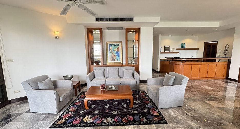 For rent 3 bedrooms apartment in Watthana, Bangkok
