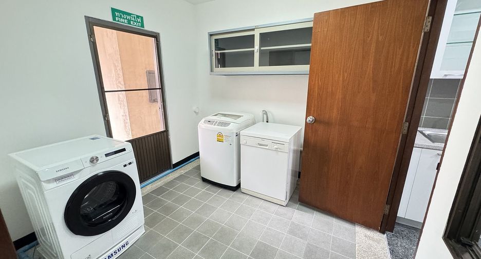 For rent 3 bedrooms apartment in Watthana, Bangkok