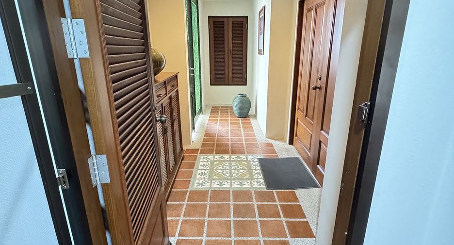 For rent 3 bedrooms apartment in Watthana, Bangkok