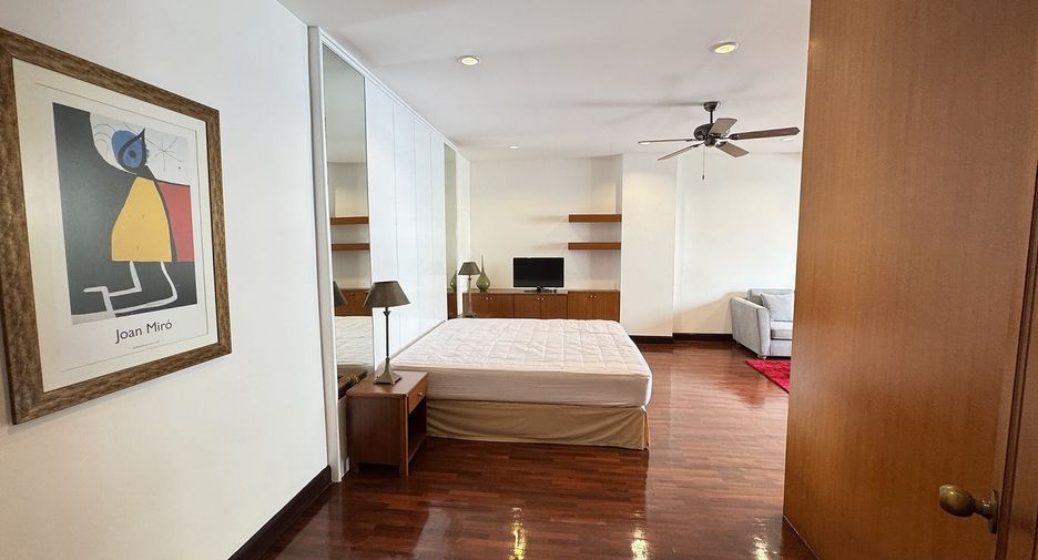 For rent 3 bedrooms apartment in Watthana, Bangkok