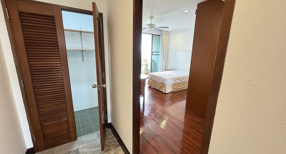 For rent 3 bedrooms apartment in Watthana, Bangkok
