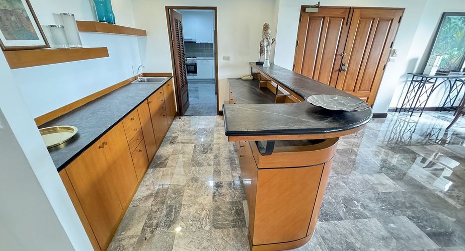 For rent 3 bedrooms apartment in Watthana, Bangkok