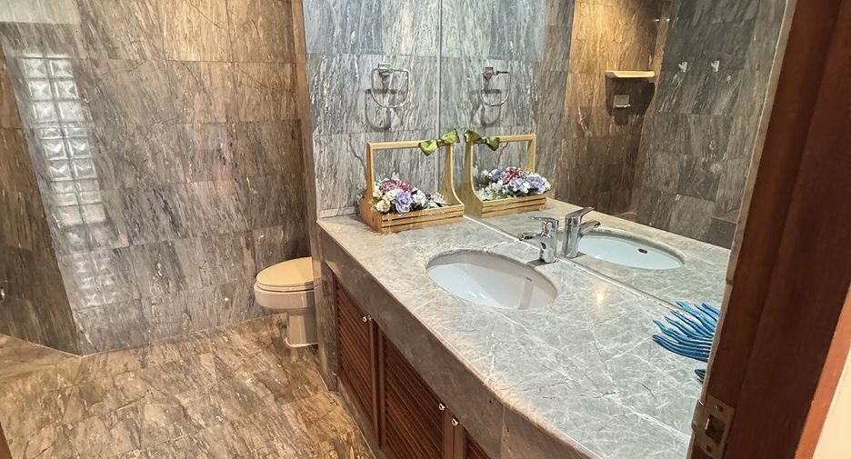 For rent 3 bedrooms apartment in Watthana, Bangkok