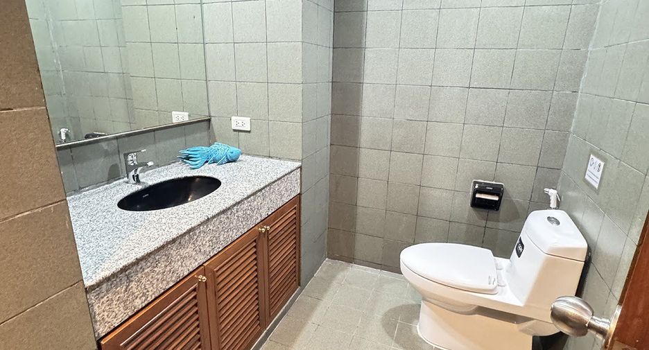 For rent 3 bedrooms apartment in Watthana, Bangkok