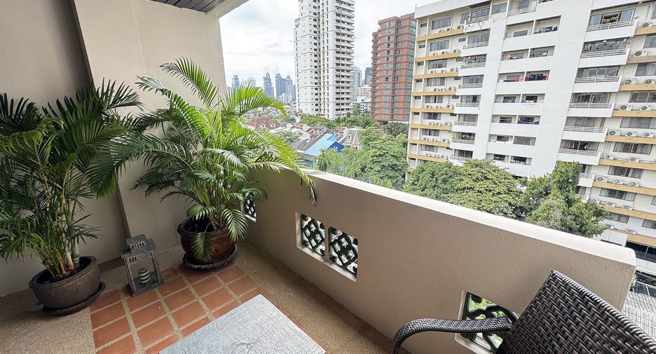 For rent 3 bedrooms apartment in Watthana, Bangkok