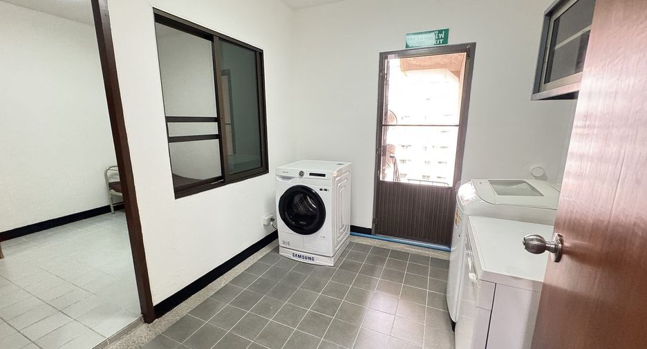 For rent 3 bedrooms apartment in Watthana, Bangkok