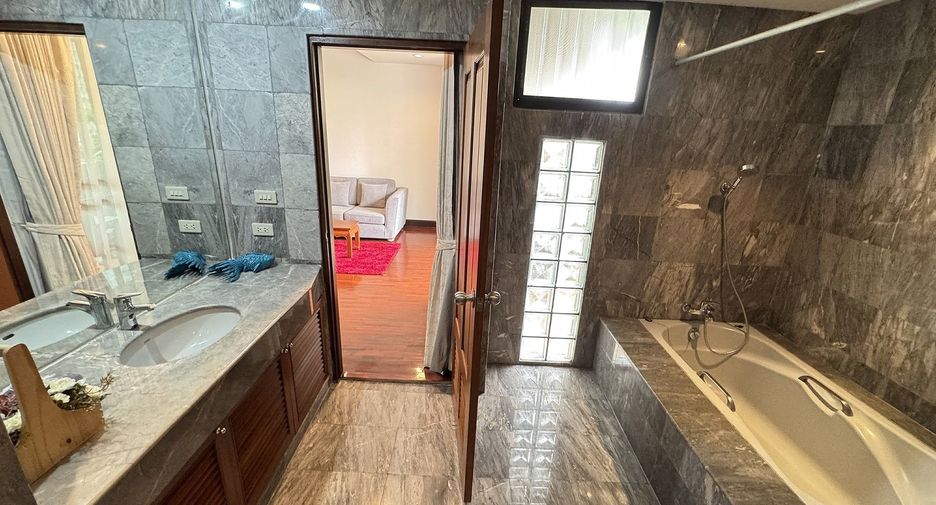 For rent 3 bedrooms apartment in Watthana, Bangkok