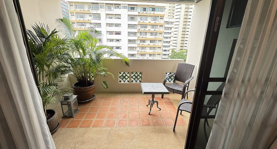 For rent 3 bedrooms apartment in Watthana, Bangkok