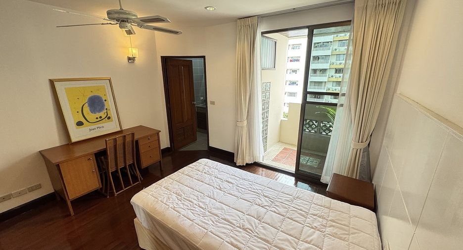 For rent 3 bedrooms apartment in Watthana, Bangkok