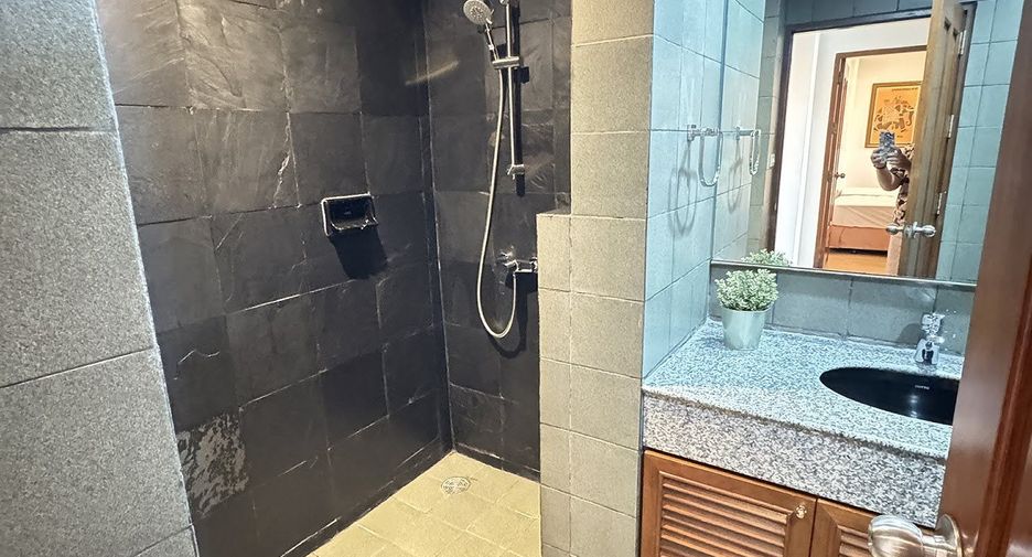 For rent 3 bedrooms apartment in Watthana, Bangkok