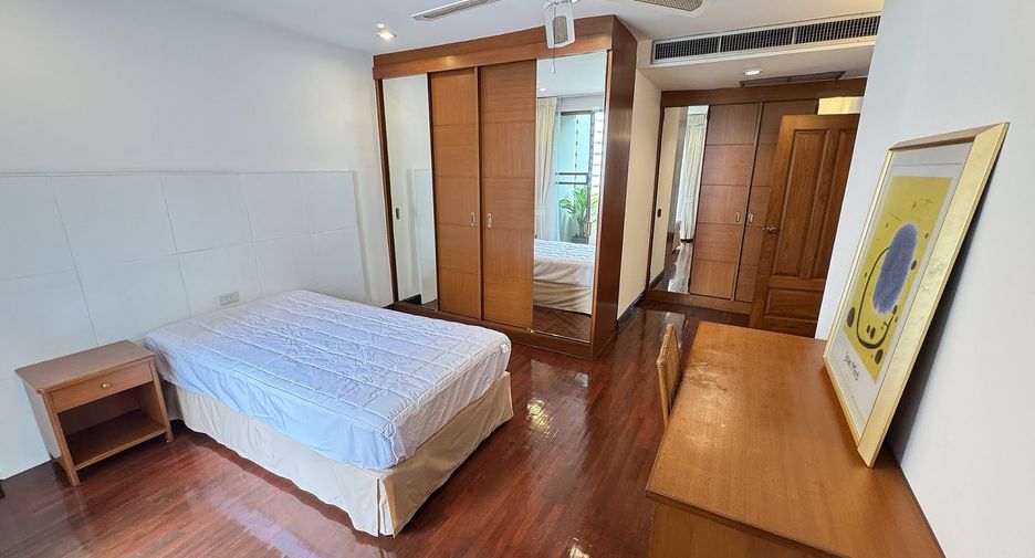 For rent 3 bedrooms apartment in Watthana, Bangkok