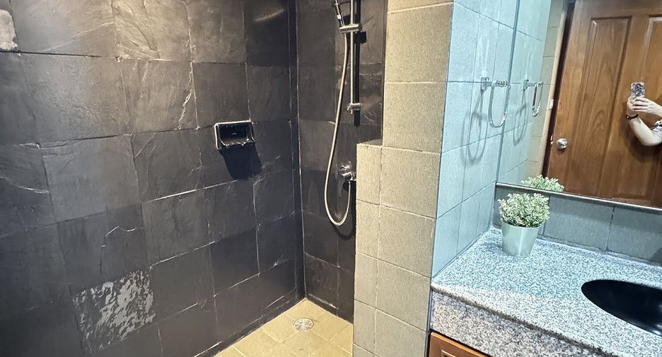 For rent 3 bedrooms apartment in Watthana, Bangkok
