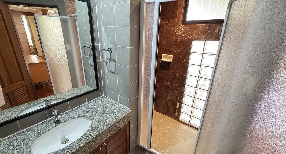 For rent 3 bedrooms apartment in Watthana, Bangkok