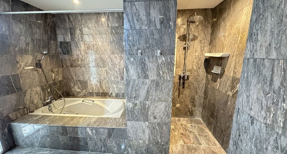 For rent 3 bedrooms apartment in Watthana, Bangkok