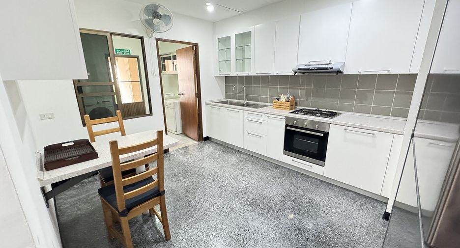 For rent 3 bedrooms apartment in Watthana, Bangkok
