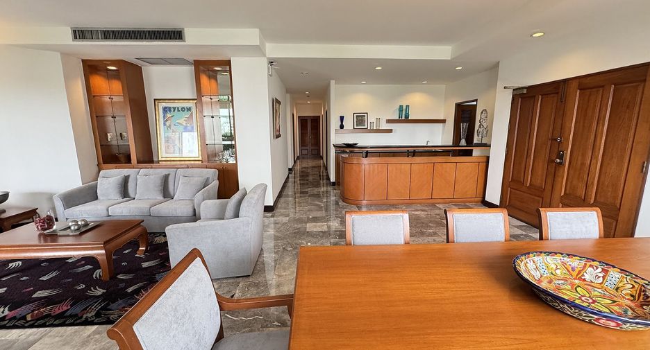For rent 3 bedrooms apartment in Watthana, Bangkok
