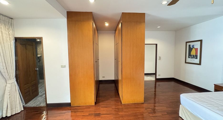 For rent 3 bedrooms apartment in Watthana, Bangkok