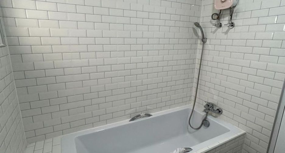 For rent 3 bedrooms townhouse in Bang Na, Bangkok