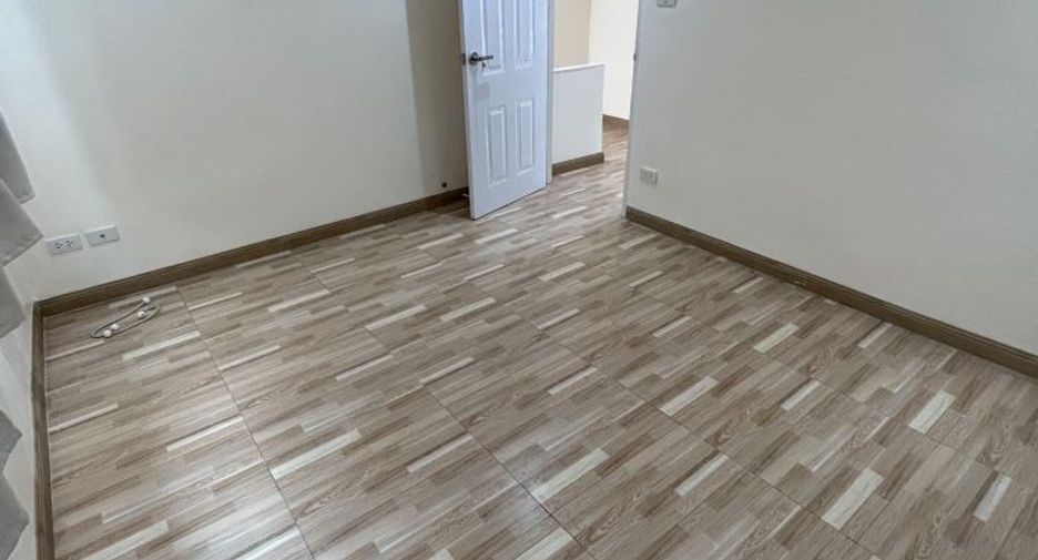 For rent 3 bedrooms townhouse in Bang Na, Bangkok