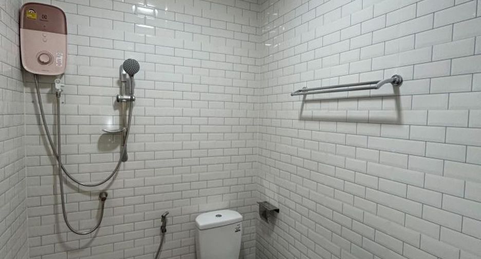 For rent 3 bedrooms townhouse in Bang Na, Bangkok