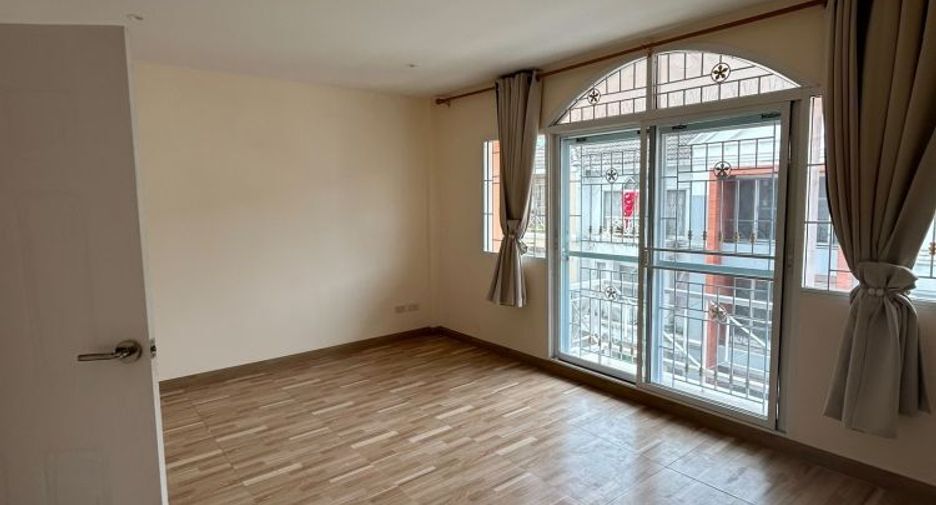 For rent 3 bedrooms townhouse in Bang Na, Bangkok
