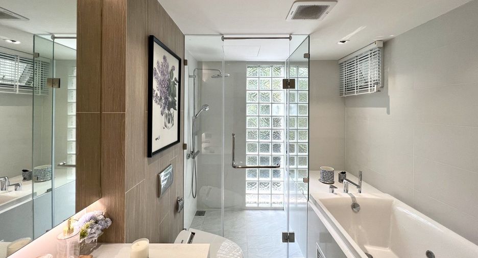 For rent 2 bedrooms condo in Watthana, Bangkok
