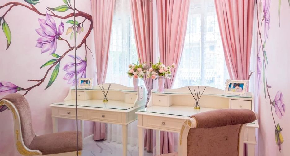 For rent 4 bedrooms townhouse in Lat Phrao, Bangkok
