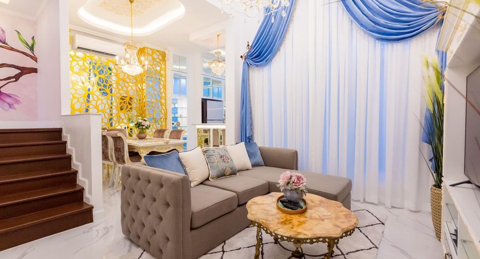 For rent 4 bedrooms townhouse in Lat Phrao, Bangkok