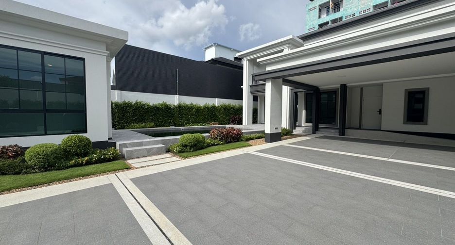 For rent 5 bedrooms house in Mueang Samut Prakan, Samut Prakan