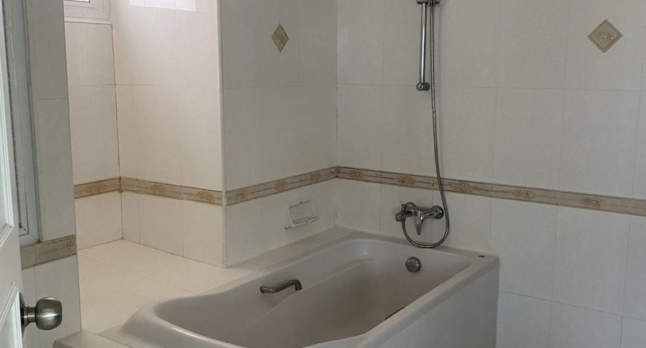 Condo en alquiler de 4 habitaciones en Watthana, Bangkok