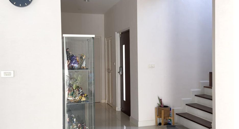 Casa en alquiler de 4 habitaciones en Bang Khen, Bangkok