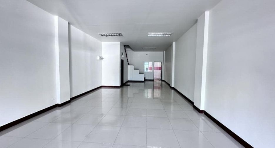 For rent 3 bedrooms townhouse in Bang Phli, Samut Prakan