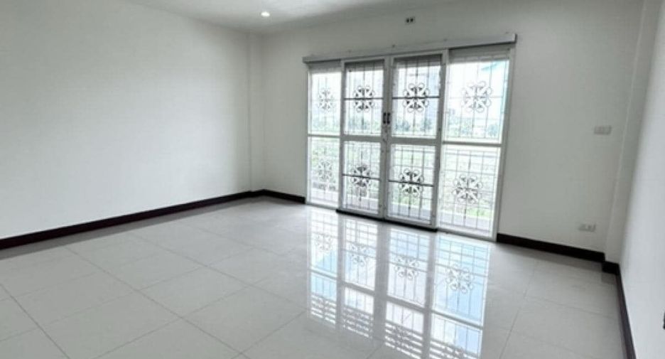 For rent 3 bedrooms townhouse in Bang Phli, Samut Prakan