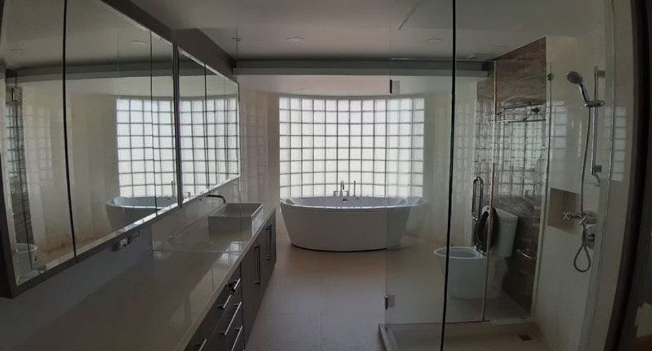 For rent 3 bedrooms condo in Khlong Toei, Bangkok