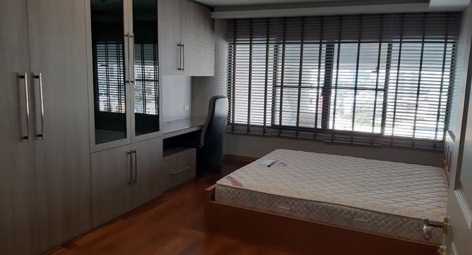 For rent 3 bedrooms condo in Khlong Toei, Bangkok